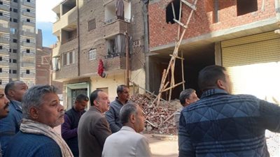 محافظ أسيوط يتفقد انهيار أجزاء حوائط من برج مخالف تحت الإنشاء بالمعلمين بحي غرب
