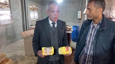 بالصور..ضبط مصنع غير مرخص ينتج مرقة دجاج مغشوشة ومقلدة لشركة شهيرة