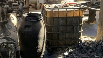 ضبط منشأة تقوم بتجميع زيوت السيارات المستعملة وإعادة تدويرها مرة أخرى بأسيوط 