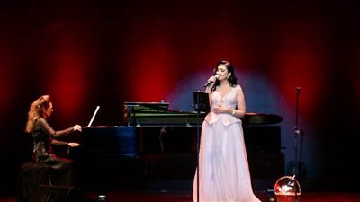 بالصور.. أميرة سليم تمتع جمهورها بـ 20 أغنية مصرية وعالمية في عيد الحب 