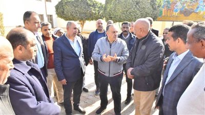 محافظ أسيوط يتفقد شوارع قرية بني عديات سيراً على الأقدام ويوجه بتطوير مدخل القرية والنصب التذكاري لشهداء بني عدي 