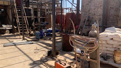 محافظ أسيوط: ضبط مصنع ببني غالب يقوم بإعادة تدوير زيوت المحركات المستعملة وتقليد العلامات التجارية 