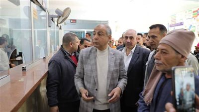 خلال جولته في مغاغة محافظ المنيا يتابع سير العمل بالمركز التكنولوجي لخدمة المواطنين