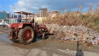 رفع التراكمات والمخلفات على جانبي مصرف إفلاقة حفاظًا على صحة وسلامة المواطنين
