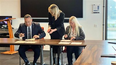 رئيس جامعة الإسكندرية يوقع درجات مزدوجة بين جامعة الإسكندرية الأهلية وجامعة إيسيكس البريطانية 