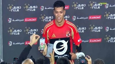 إمام عاشور يفوز بجائزة رجل مباراة الأهلي والإسماعيلي