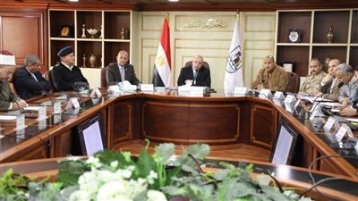 محافظ بني سويف يُكرًم العناصر المتميزة بوحدات الرصد الميداني بقرى بني سويف