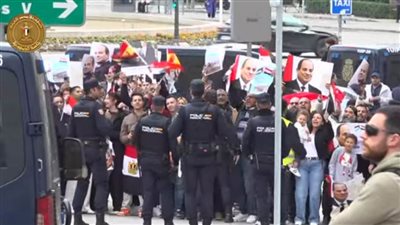 بالفيديو.. الجالية المصرية بأسبانيا تتجمع أمام مقر إقامة الرئيس السيسي بمدريد