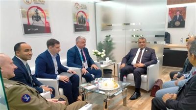 وزير الدولة للإنتاج الحربي يلتقي وزير الدولة لشؤون الدفاع الإماراتى ويواصل تفقد الأجنحة بمعرض (IDEX 2025)