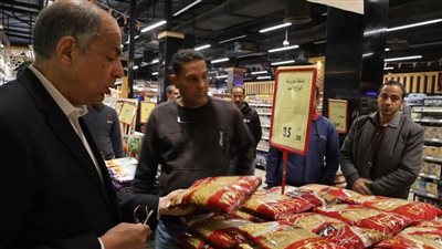 محافظ المنيا يقود حملة تفتيشية على السلاسل التجارية للتأكد من توافر السلع الغذائية