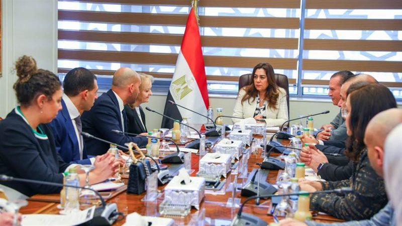 د.منال عوض تلتقي