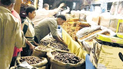 المنيا إقبال كبير على البلح.. والتمر الهندى الطبيعى بـ 240 جنيهًا