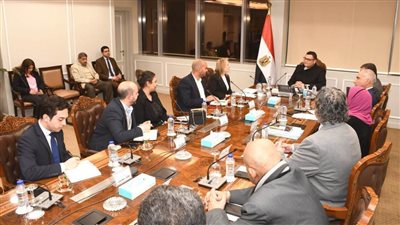 وزير الإسكان يبحث مع مسئولي البنك الأوروبي لإعادة الإعمار والتنمية سبل التعاون