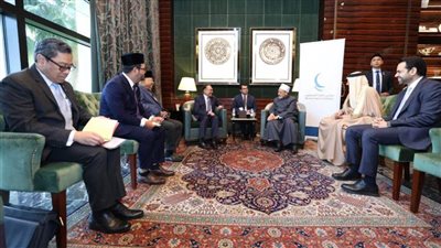 شيخ الأزهر يُهدِي رئيس الوزراء الماليزي درع حكماء المسلمين لجهوده بخدمة الإسلام