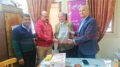 وكيل وزارة الشباب والرياضة بكفر الشيخ يكرم مصطفى رجب لبلوغه السن القانونية 