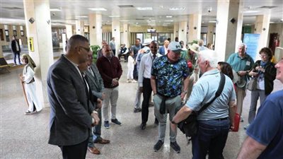 محافظ أسوان يقدم الهدايا التذكارية والفرعونية لضيوف تعامد الشمس من الأفواج السياحية