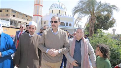 محافظ سوهاج يؤدي صلاة الجمعة بمسجد ناصر شاهين بحي الكوثر.. ويتفقد مقابر أخميم
