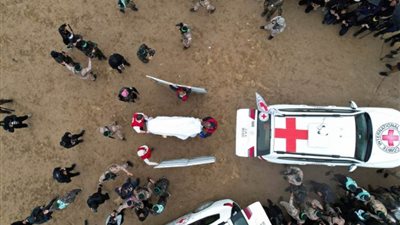 كتائب القسام تسلم جثمان الأسيرة شيري بيباس