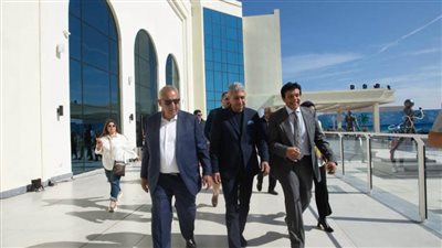 وزير السياحة والآثار يفتتح منتجعا سياحيا جديدا في خليج مكادي بالغردقة