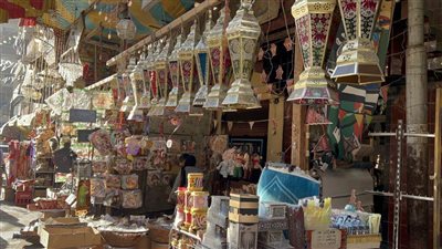 وسط إقبال على الشراء.. شوادر الفوانيس وزينة رمضان تزين شوارع أسيوط