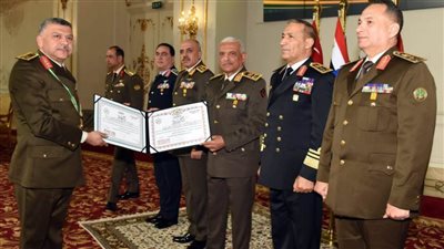 وزير الدفاع يكرم عدداً من القادة الذين أوفوا العطاء بالقوات المسلحة