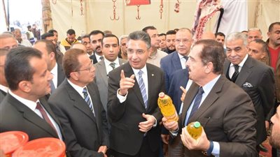وزير التموين ومحافظ الشرقية يفتتحان معرض 