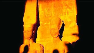 عاجل.. الشمس تتعامد على رمسيس الثاني في حضور 4 آلاف شخص من السائحين