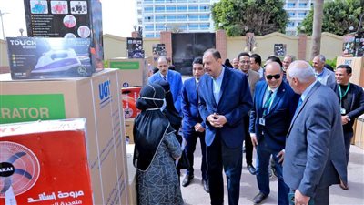 محافظ سوهاج يسلم 14 جهاز عروس للفتيات المقبلات على الزواج من الفئات الأولى بالرعاية