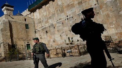 الاحتلال يمنع سدنة الحرم الابراهيمي من دخوله