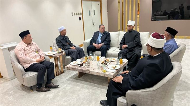 الوزير مع المسئولين