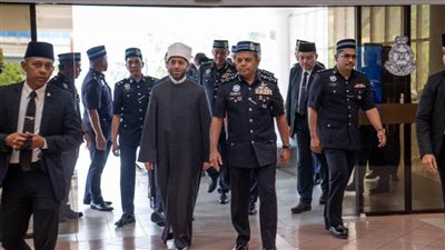 وزير الأوقاف يلتقي قيادات الشرطة الماليزية 