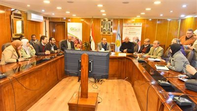 محافظ أسيوط يلتقي 165 شاباً وفتاة خريجي مشروع 