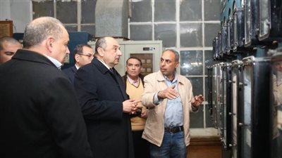 وزير قطاع الأعمال العام يتفقد محطة الكهرباء وعددًا من المصانع القديمة بغزل المحلة
