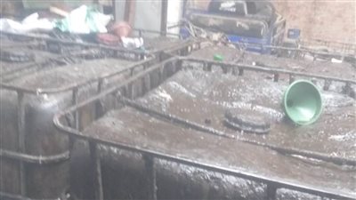  بالصور.. ضبط 10 أطنان زيت طعام مستعمل قبل إعادة تدويرها داخل مخزن بالغربية