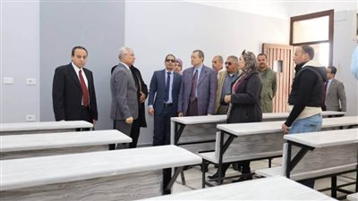 رئيس جامعة المنيا يتفقد نماذج تطوير مدرجات وقاعات الدراسة بكليتي التربية والألسن