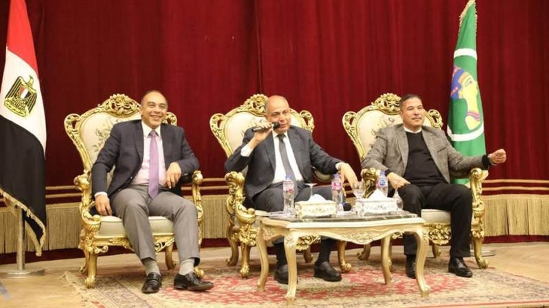 محافظ المنيا يجتمع