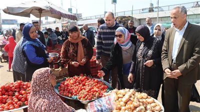 سكرتير بنى سويف يتفقد أسواق اليوم الواحد لتوفير السلع بأسعار مخفضة