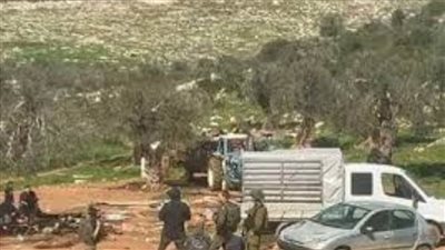 جنود إسرائيليون يطردون فلسطينيين من مساكنهم لصالح بؤرة استيطانية