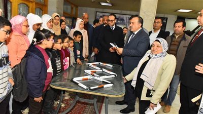 محافظ أسيوط يسلم 45 عصا خاصة بالمكفوفين لعدد من ذوي الاحتياجات الخاصة وطلاب مدرسة النور للمكفوفين