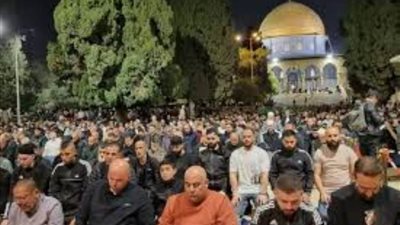 عاجل.. 70 ألف مرابط يؤدون صلاتي العشاء والتراويح بالمسجد الأقصى الأسير