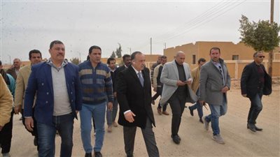 محافظ أسيوط يتفقد قرية مير الجديدة بالظهير الصحراوي لمركز القوصية لبحث سبل تنميتها وتطويرها 