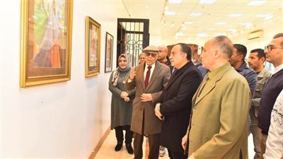 محافظ أسيوط يتفقد معرض لوحات فنية للفنان التشكيلي سعد زغلول بقصر الثقافة 