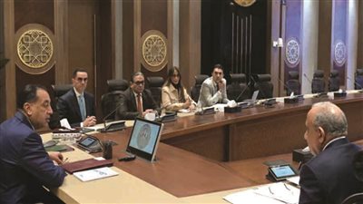 رئيس الوزراء يستعرض مع وزيري الكهرباء والاستثمار عددا من ملفات العمل المشتركة