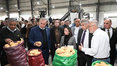 شاهد.. محافظ البحيرة تتفقد مجموعة شركات استثمارية بمركز أبو المطامير 