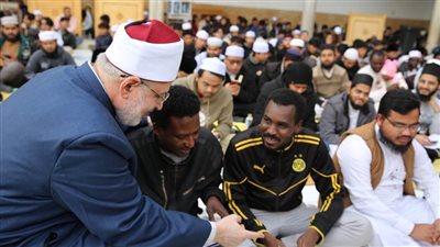 وكيل الأزهر يشارك الطلاب الوافدين إفطارهم بالجامع الأزهر