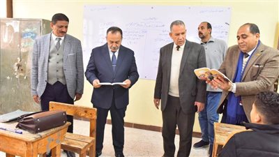محافظ أسيوط يتفقد مجمع مدارس قرية كوم أبو شيل للاطمئنان على انتظام العملية التعليمية