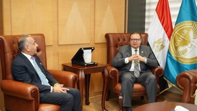 رئيس الرقابة الصحية يبحث مع نقيب أطباء الأسنان اعتماد العيادات والمراكز