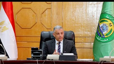 محافظ الإسماعيلية يناقش آليات وضوابط إقامة المنافذ والمعارض المؤقتة