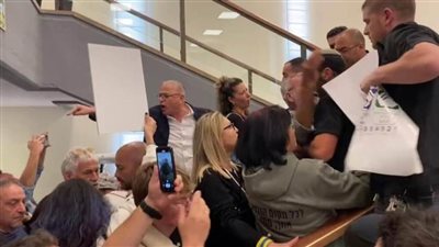 اشتباكات في الكنيست الإسرائيلي بين عائلات الأسرى والشرطة