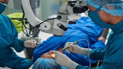 الصحة: خبير عالمي في جراحة العيون يُجري عمليات مجانية بمستشفى رمد إمبابة